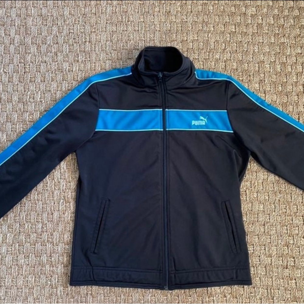 Women’s vintage puma track jacket medium
Black zip up with blue stripe
